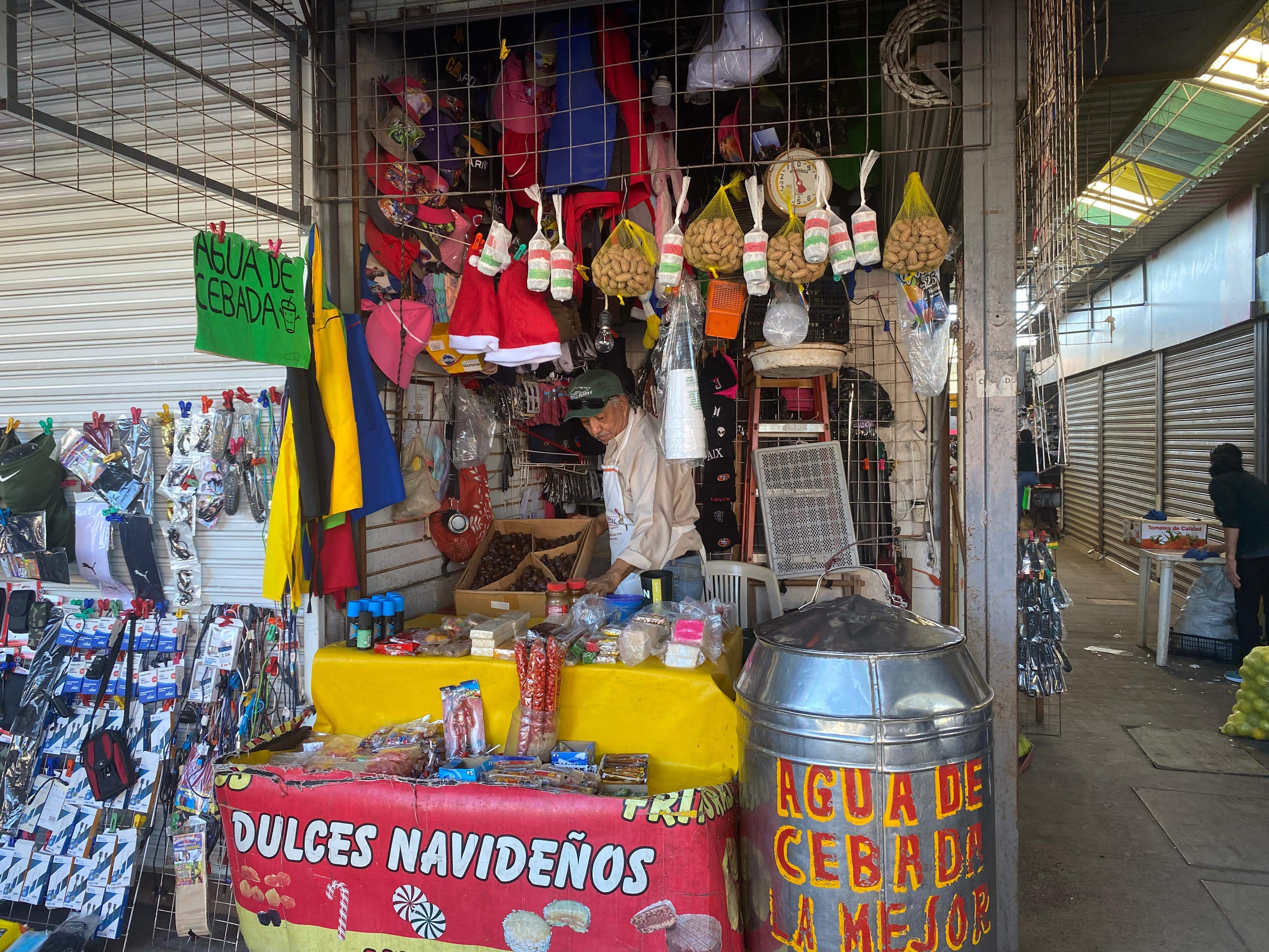 señor atendiendo comercio en Zona 030