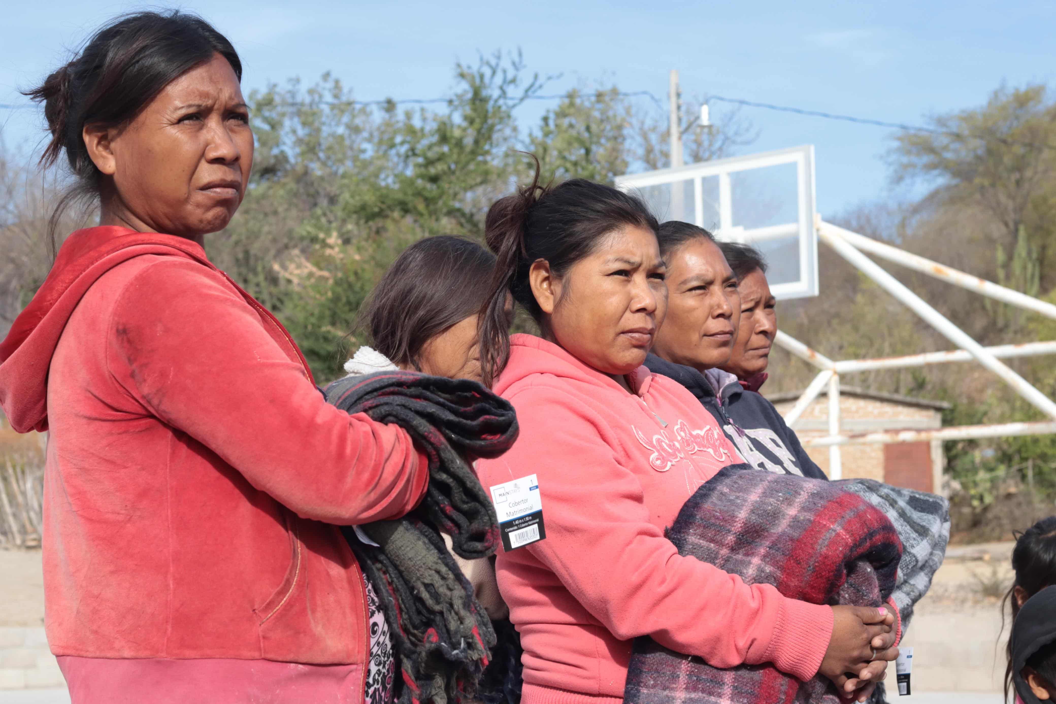 Auditorio de Las Chicoteadas y Línea Directa entregaron apoyos a las comunidades de Choix que más los necesitaban