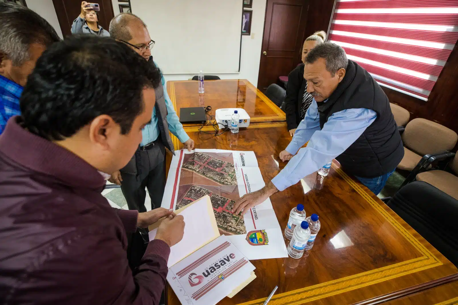 Alcalde Martín Ahumada Quintero en reunión con integrantes de la Coordinadora Estatal por el Derecho Humano a la Vivienda y Reserva Territorial