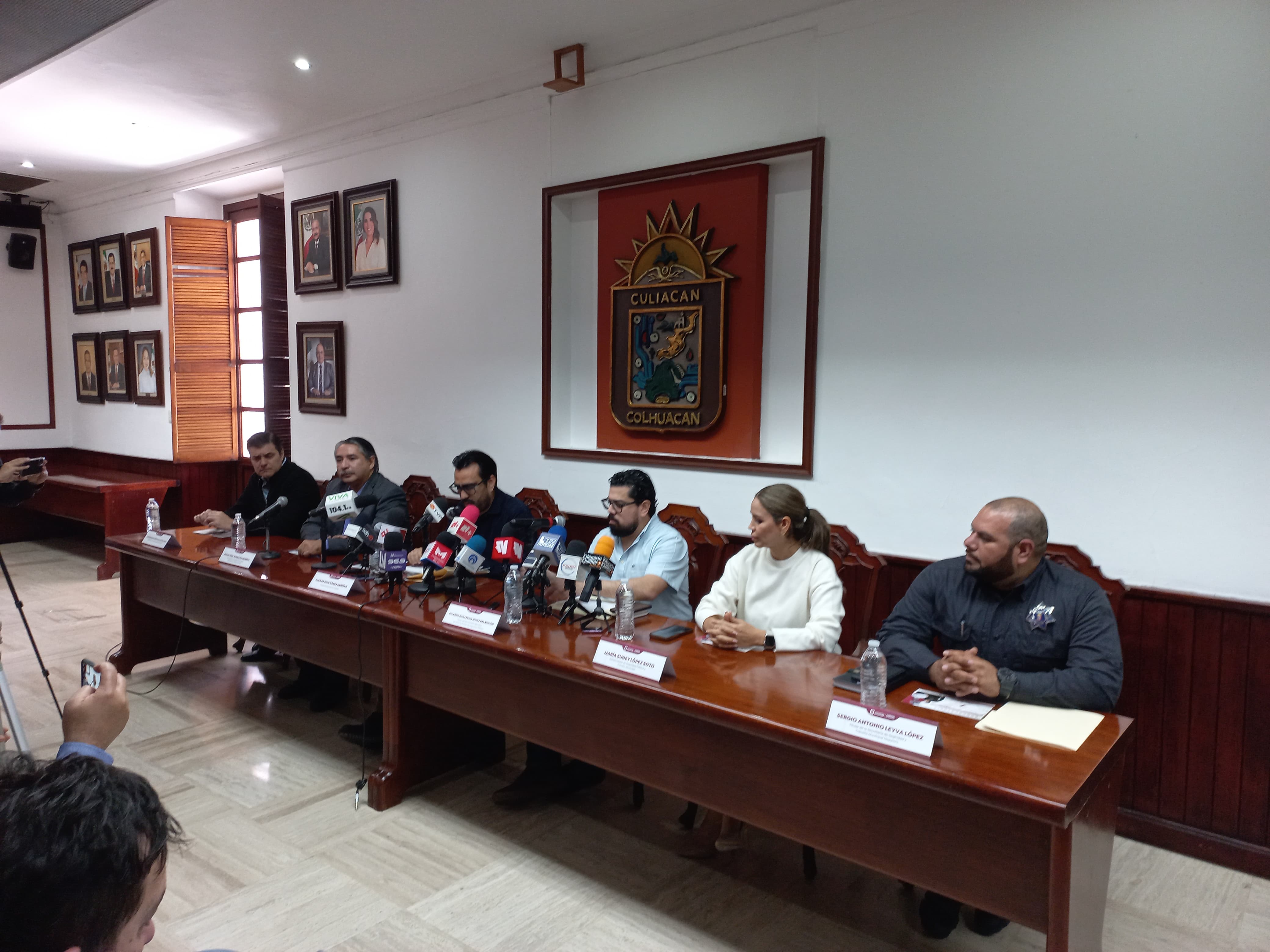 Autoridades anunciando la convocatoria de la Policía Municipal