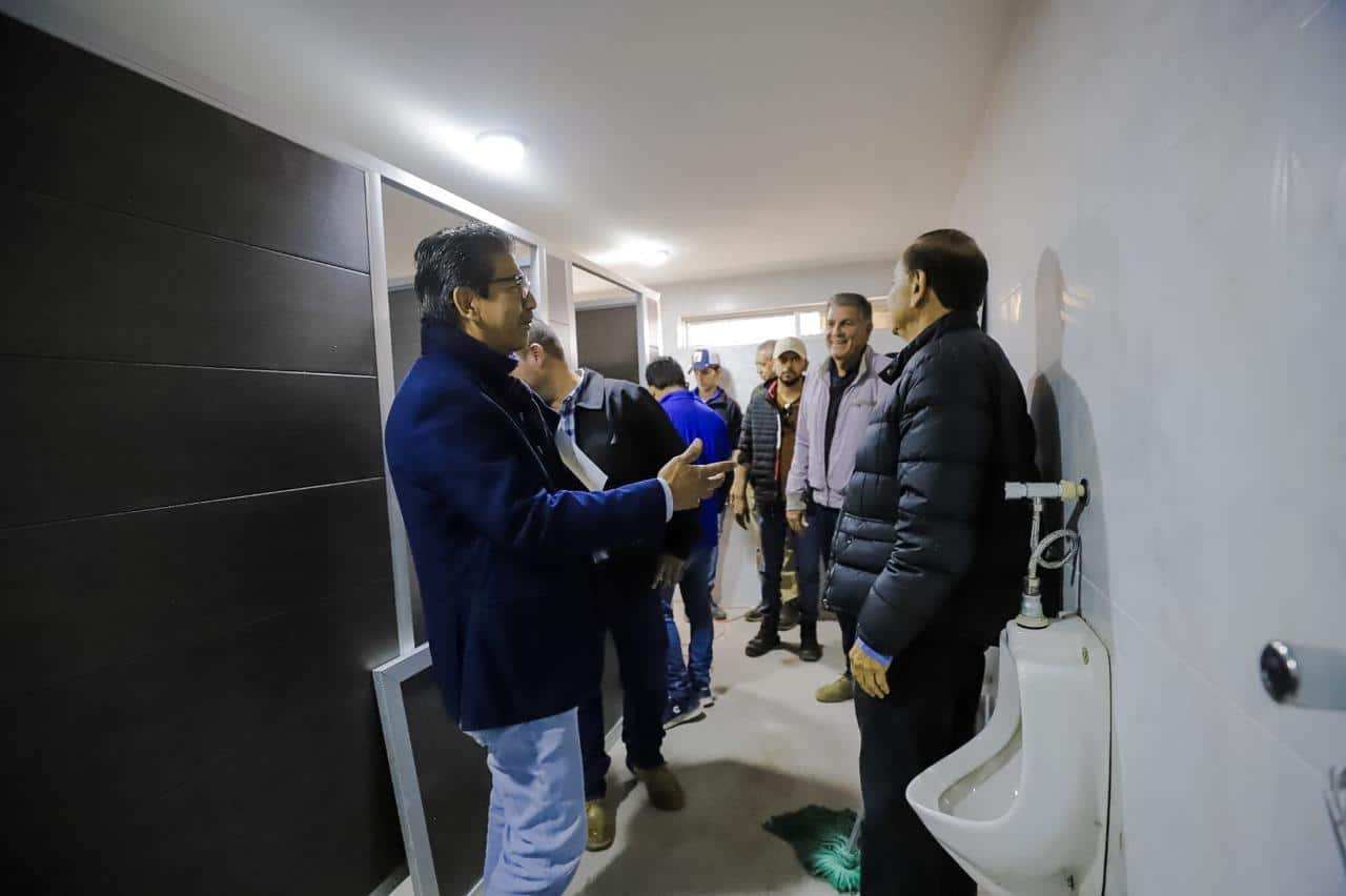Alcalde Martín Ahumada Quintero supervisando los baños públicos