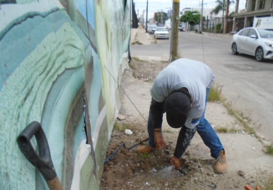 Trabajador de Jumapam retirando una llave de agua