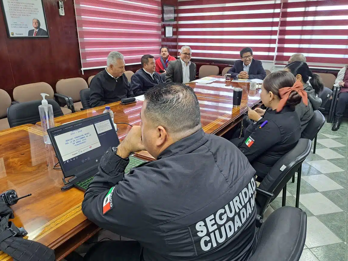 Elementos de Seguridad Ciudadana reunidos con el alcalde de Guasave