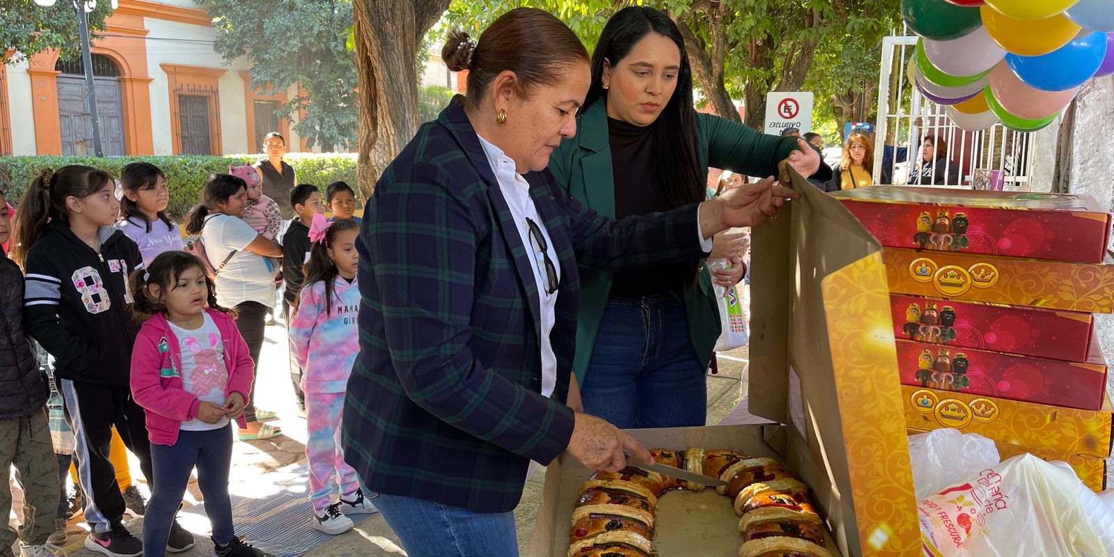 Tradicional partida de rosca y entrega de dulces y juguetes por parte de DIF El Fuerte