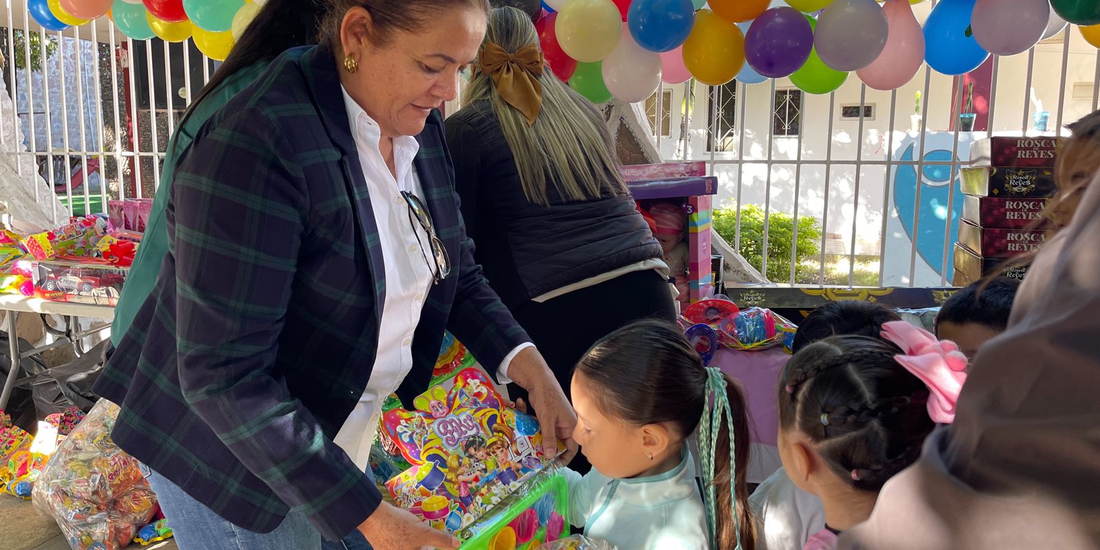 Tradicional partida de rosca y entrega de dulces y juguetes por parte de DIF El Fuerte