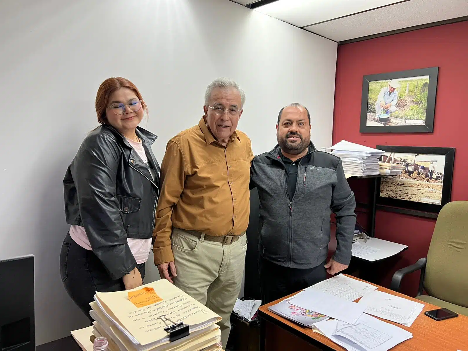 Gobernador Rubén Rocha Moya visitando a los trabajadores del Palacio de Gobierno