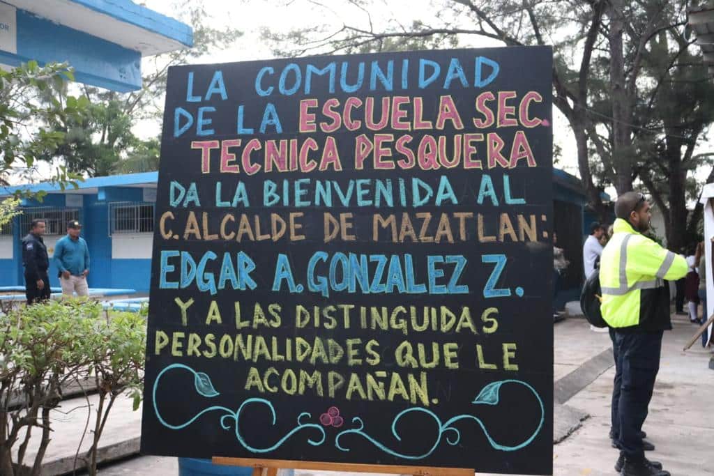 Mensaje de bienvenida al alcalde en la escuela secundaria Técnica Pesquera número 7