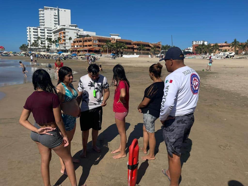 Policía Acuática realizó dos rescates múltiples en playas mazatlecas