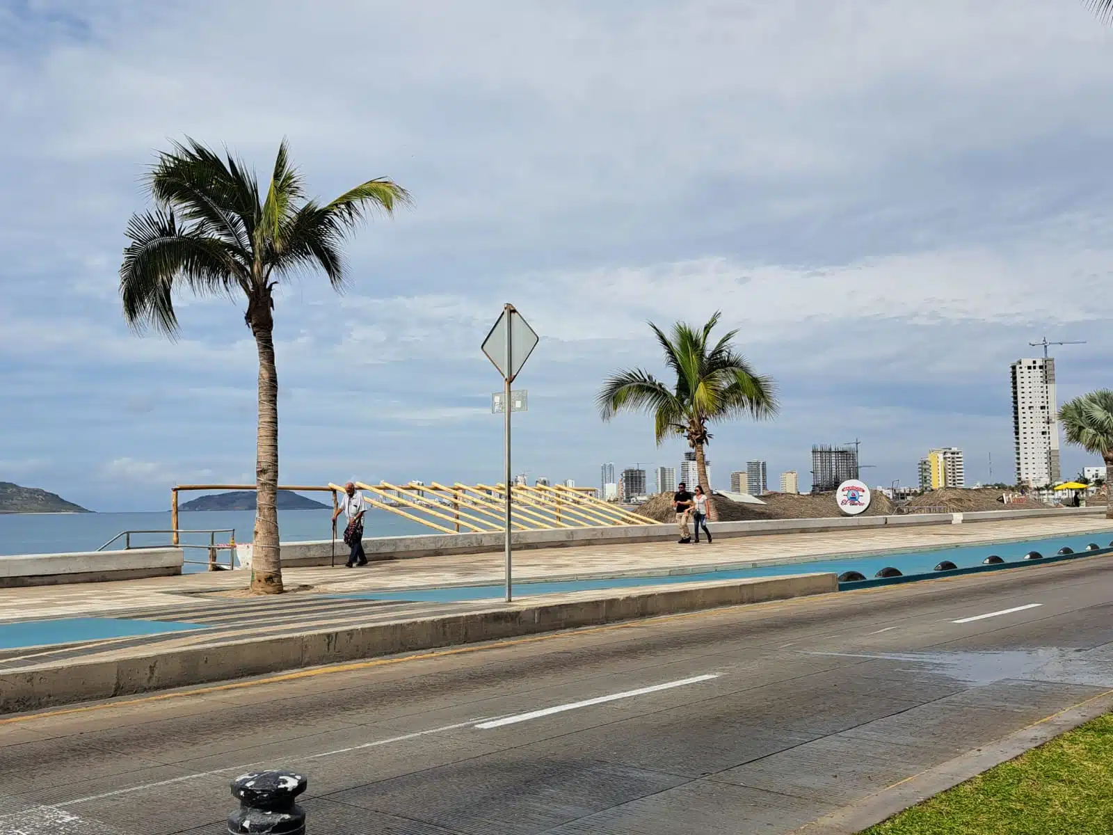 Palapas en la zona de playa en Mazatlán