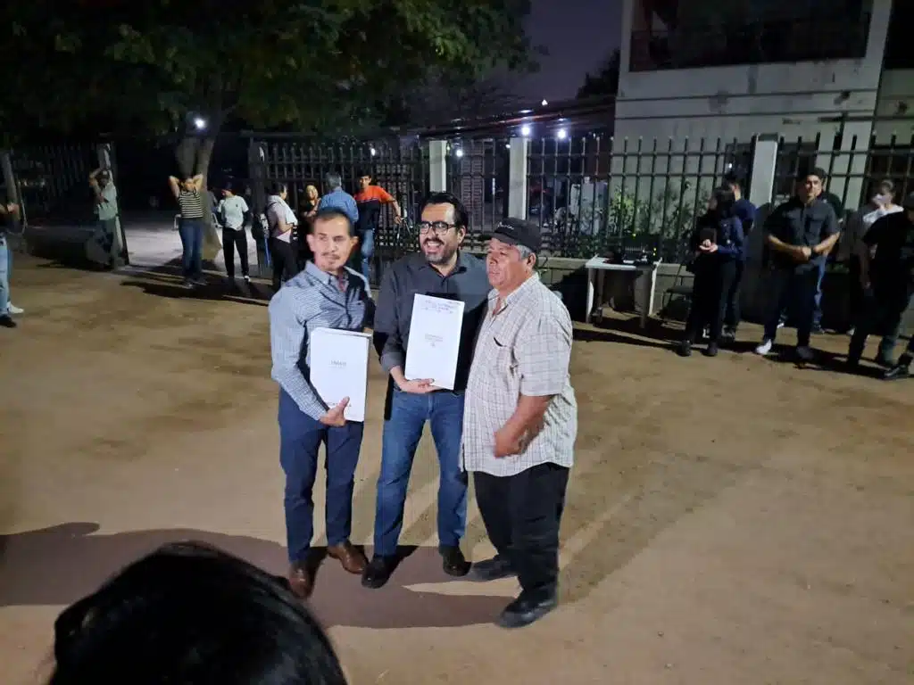 Alcalde entregando títulos de propiedad a vecinos de la Loma de Rodriguera