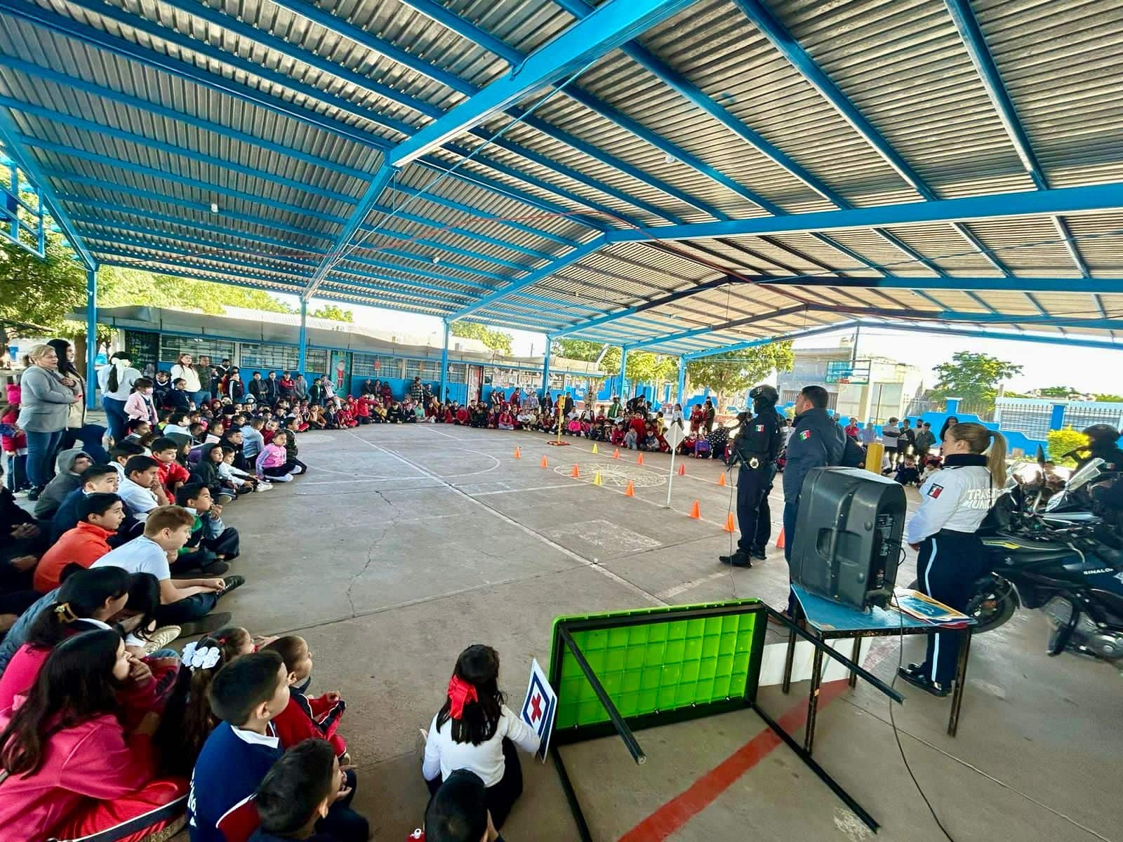Departamento de Programas Preventivos de la Dirección de Seguridad Pública y Tránsito Municipal de visita en la escuela primaria Ford número 8