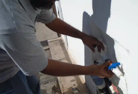 Trabajador de Jumapam retirando una llave de agua