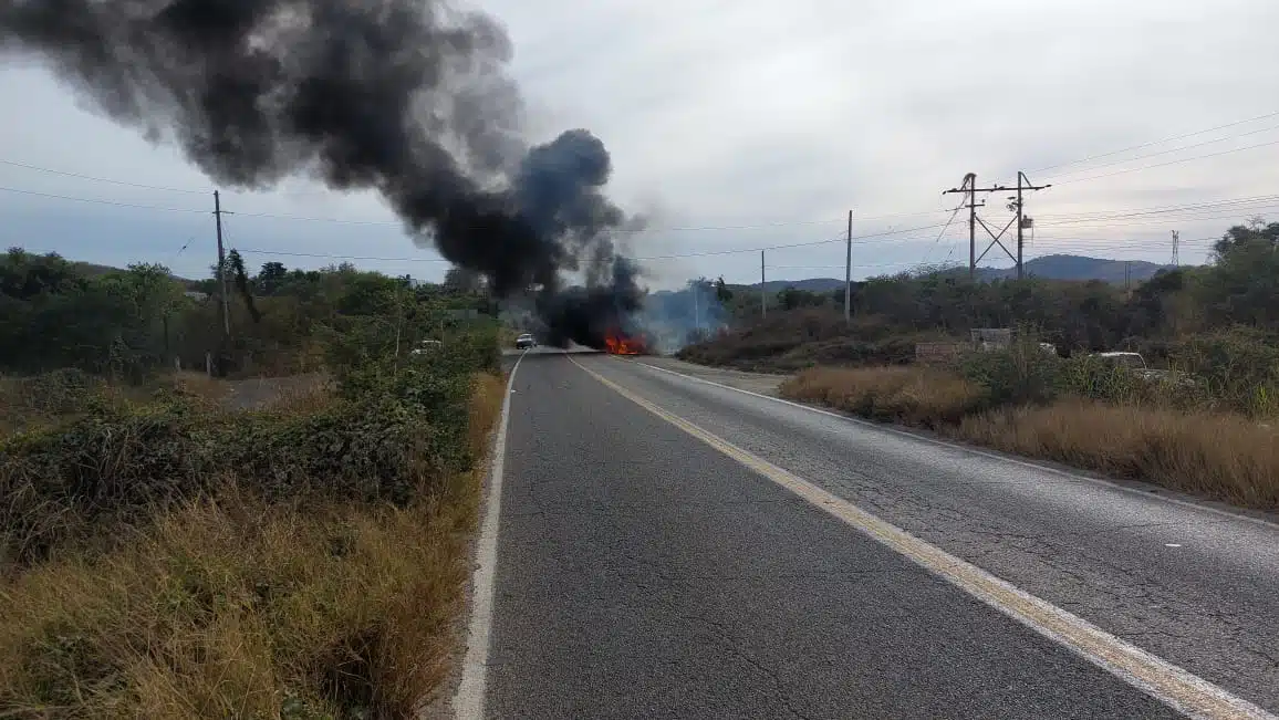 Bomberos atendiendo el incendio de la camioneta