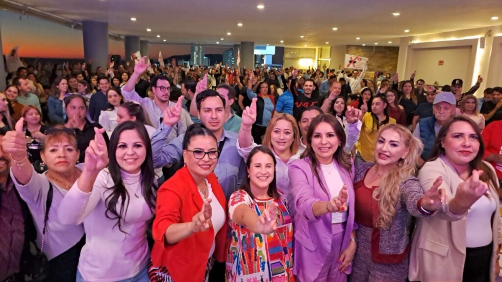 Diana Vega Gálvez, hija de Xóchitl Gálvez, durante su encuentro con jóvenes en Mazatlán por el cierre de precampaña