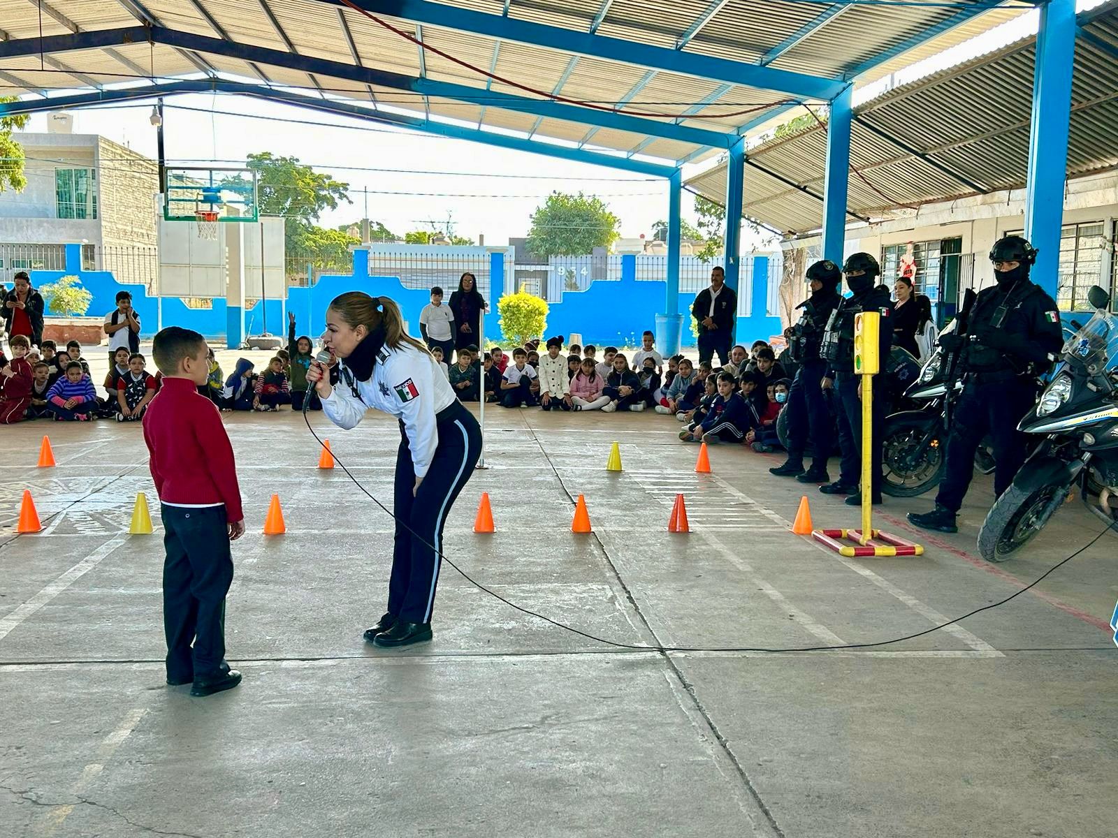 Departamento de Programas Preventivos de la Dirección de Seguridad Pública y Tránsito Municipal de visita en la escuela primaria Ford número 8