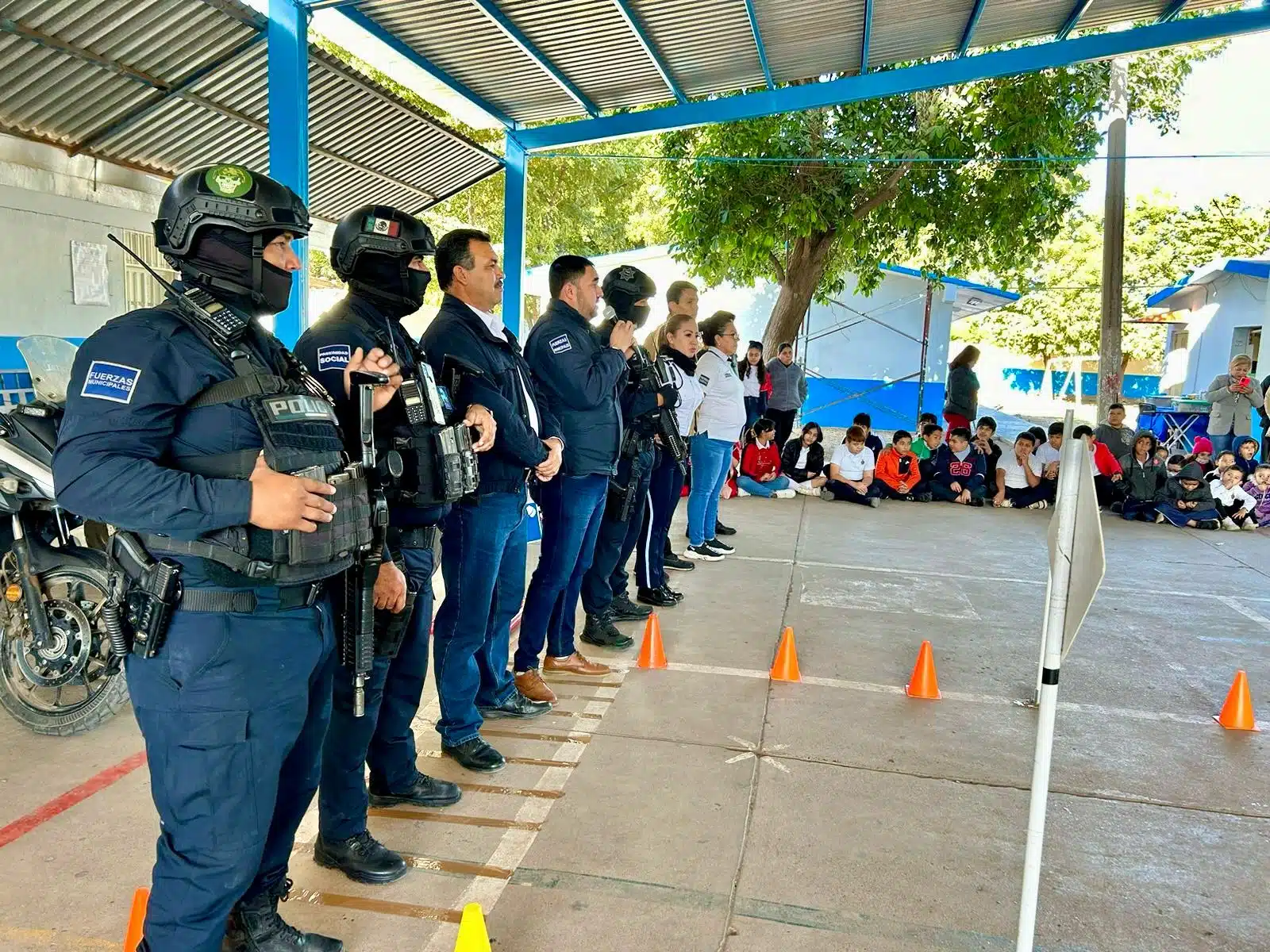 Departamento de Programas Preventivos de la Dirección de Seguridad Pública y Tránsito Municipal de visita en la escuela primaria Ford número 8