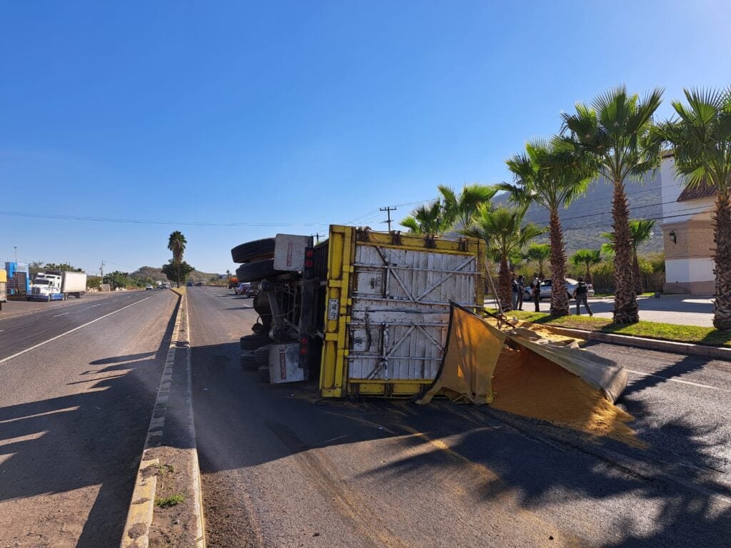 Tortón volcado sobre la carretera Internacional México 15