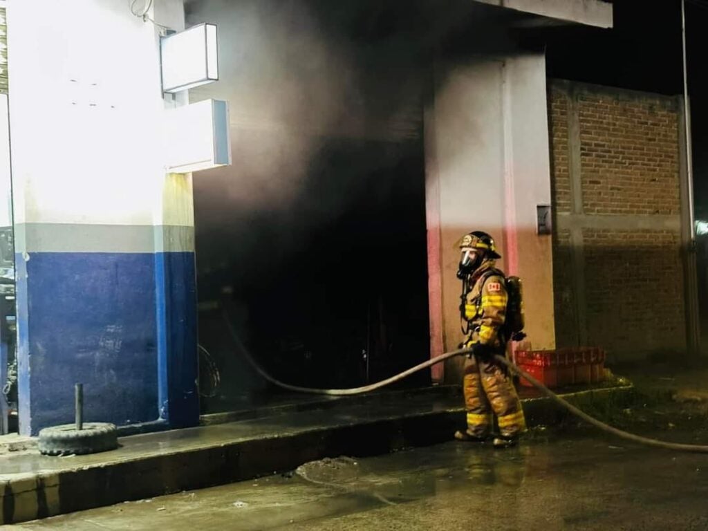 Elemento de Bomberos realizando su labor