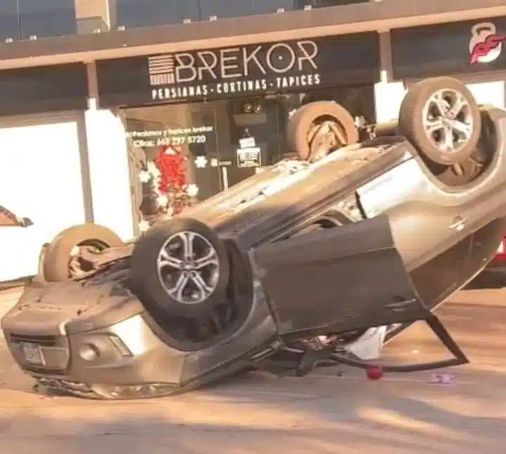 Camioneta volcada tras choque en Culiacán