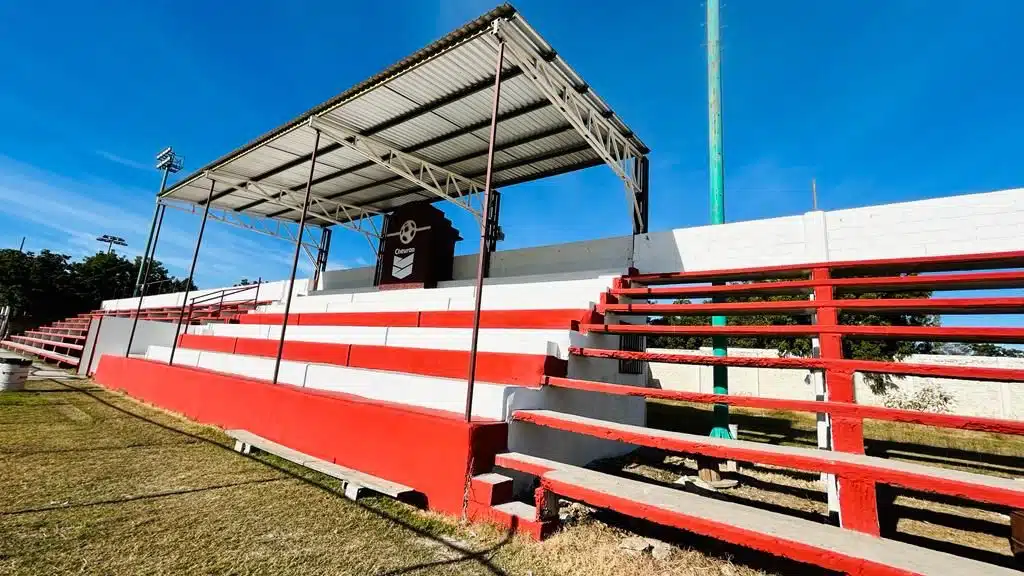 Limpieza en el estadio de futbol Dr. Juan Navarro Esocoto