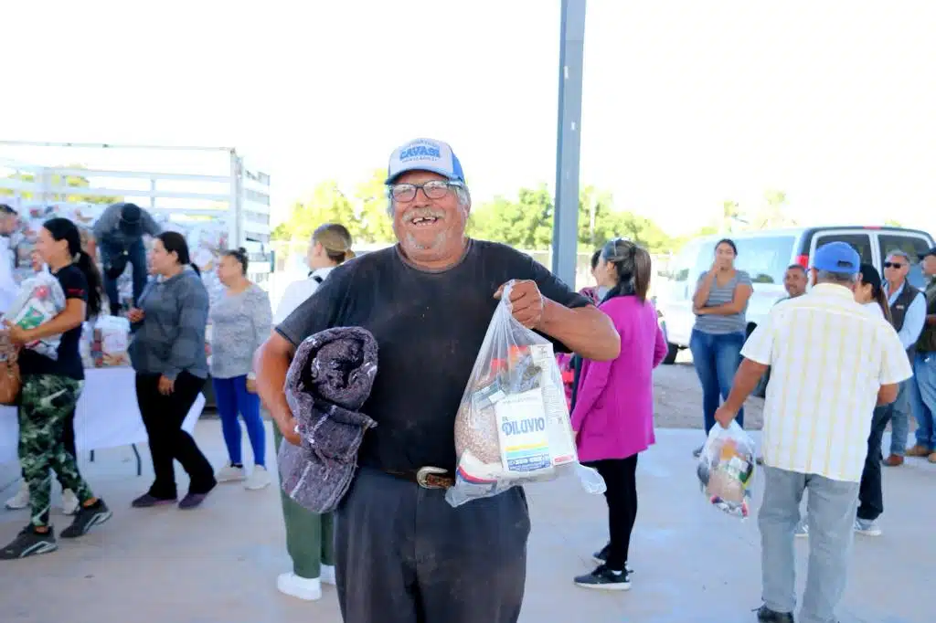 Entrega de apoyos por parte de DIF Ahome