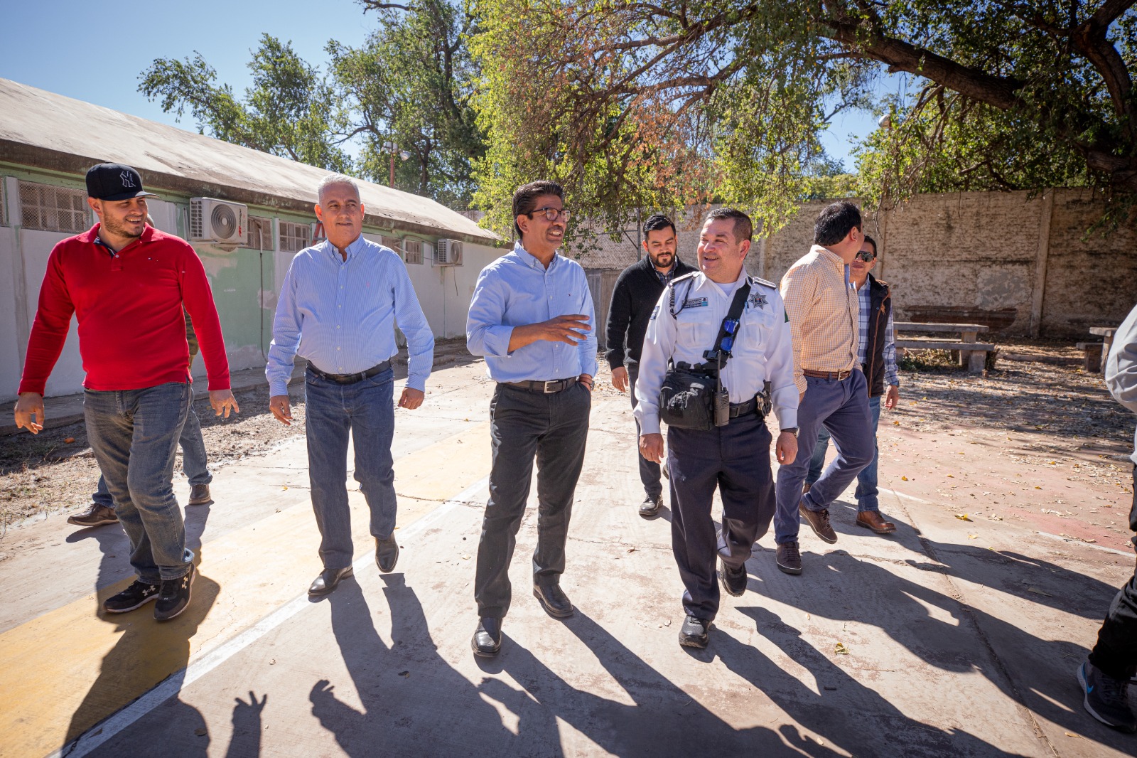 Acalde Martín Ahumada Quintero supervisando las instalaciones junto con Miguel Wong Ortega y mandos de la Secretaría de Seguridad Ciudadana y Movilidad Sustentable