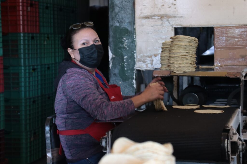 Trabajadora de una tortillería