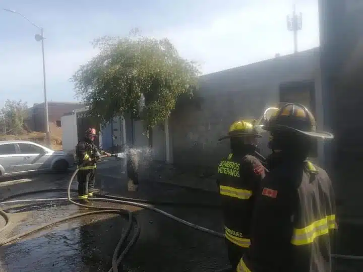 Bomberos atendiendo el reporte de la explosión e incendio