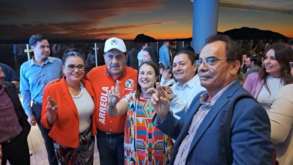 Diana Vega Gálvez, hija de Xóchitl Gálvez, durante su encuentro con jóvenes en Mazatlán por el cierre de precampaña