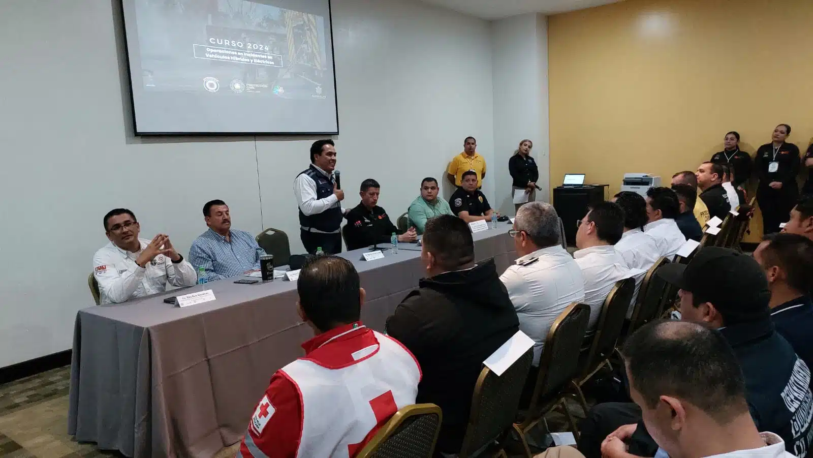 Autoridades de emergencia, rescate y auxilio siendo capacitados por elementos de Nuevo León