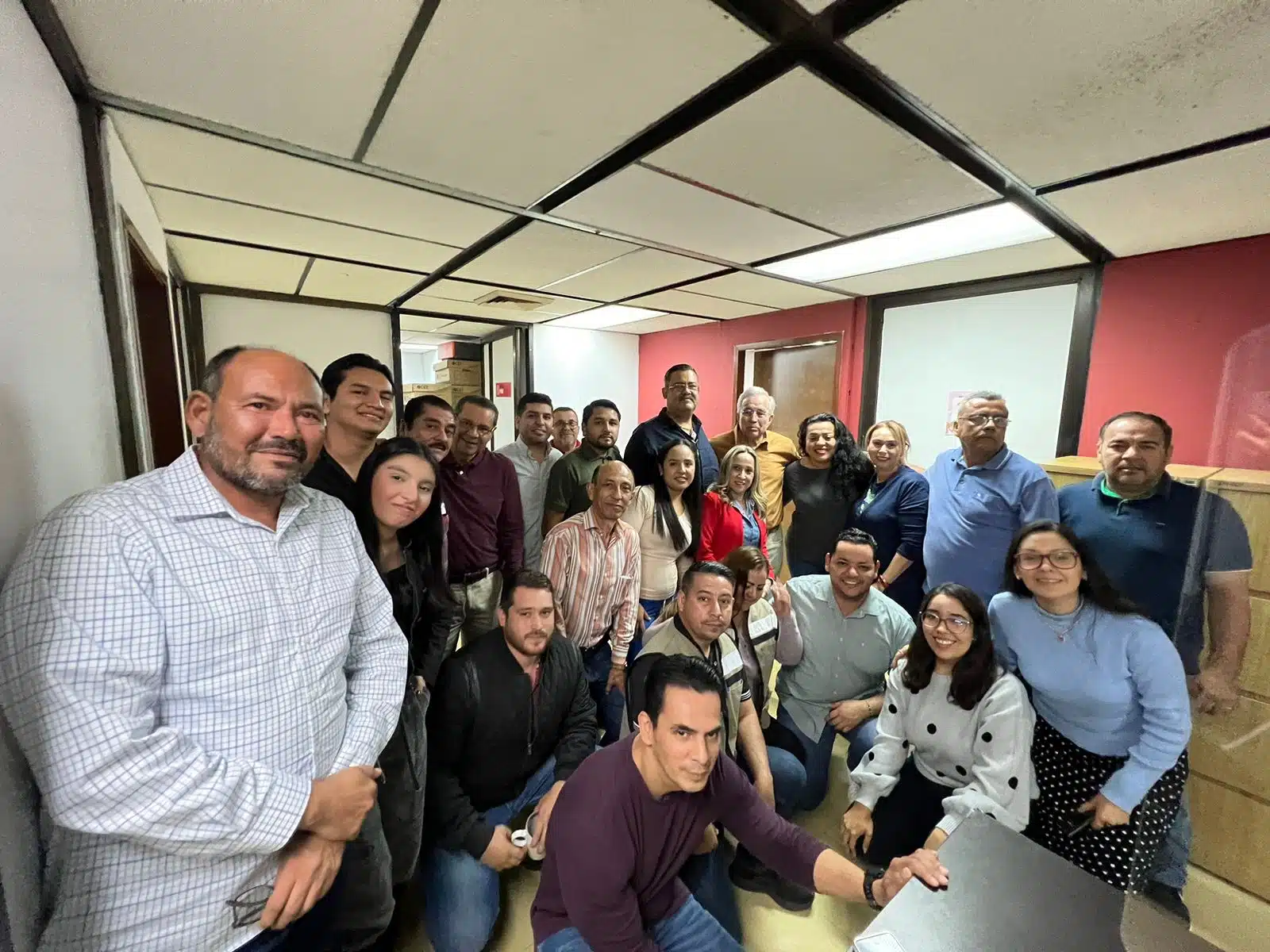 Gobernador Rubén Rocha Moya visitando a los trabajadores del Palacio de Gobierno