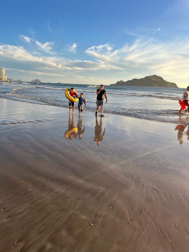 Policía Acuática rescatando a turistas en Mazatlán