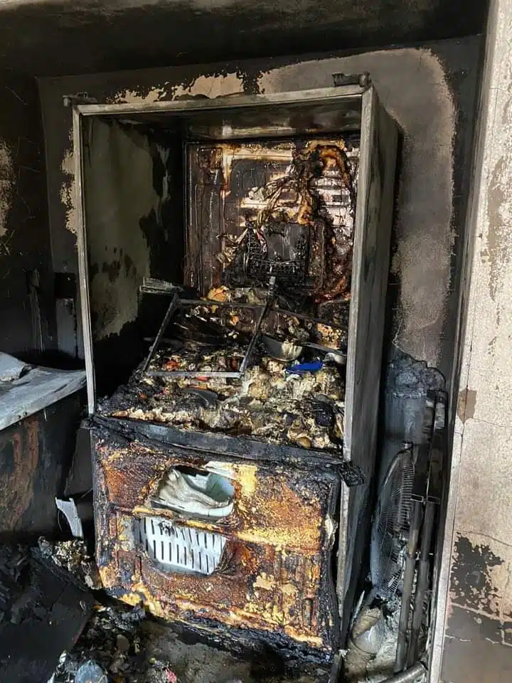 Bomberos atendiendo el reporte de la explosión e incendio