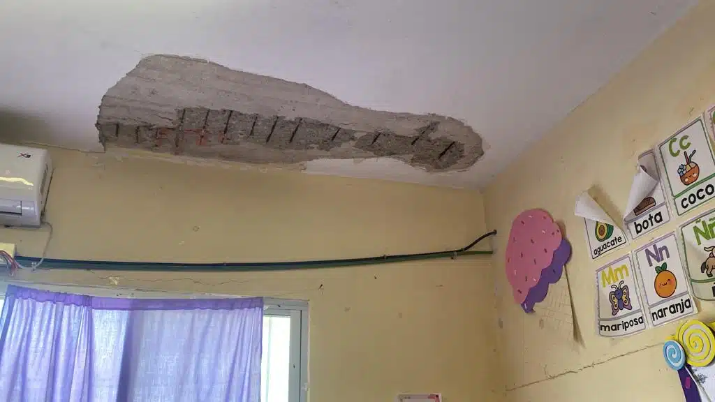 Enjarre de techo desprendido de la escuela primaria 18 de Marzo