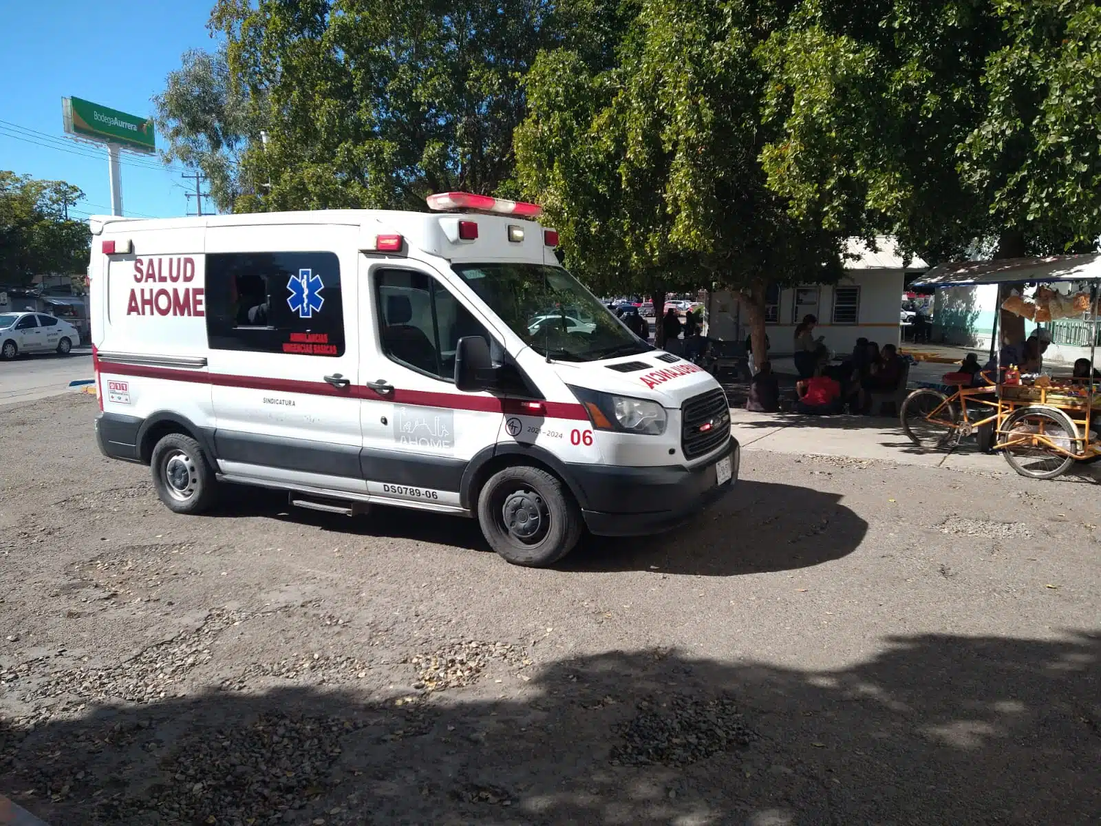 Ambulancia de SUMMA afuera del Hospital General de Los Mochis