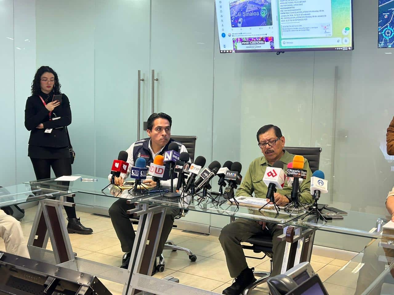 Gerardo Mérida Sánchez, titular de la Secretaría de Seguridad Pública en Sinaloa, junto a Roy Navarrete Cuevas, director del Instituto Estatal de Protección Civil