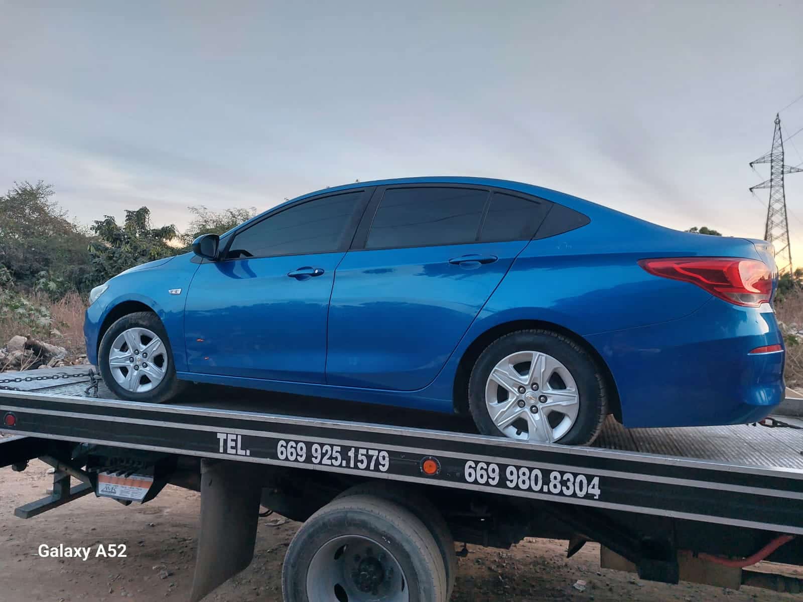 Cavalier azul sin placas de circulación y con los vidrios polarizados y revisando localizado abandonado