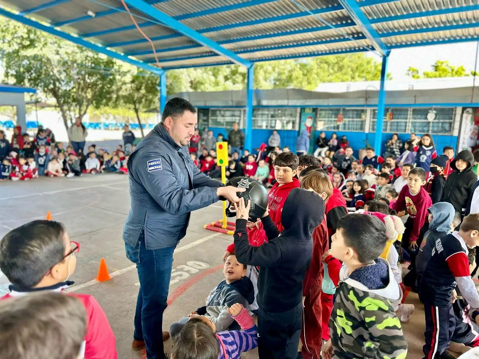 Departamento de Programas Preventivos de la Dirección de Seguridad Pública y Tránsito Municipal de visita en la escuela primaria Ford número 8