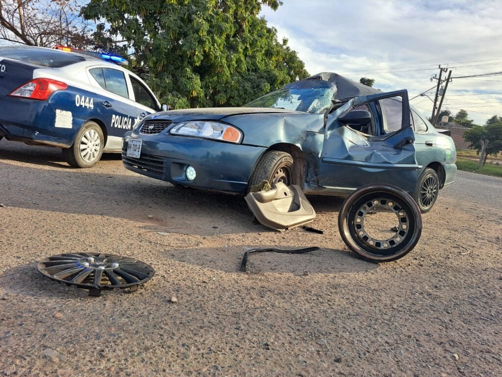 Vehículo dañado por llanta de tráiler