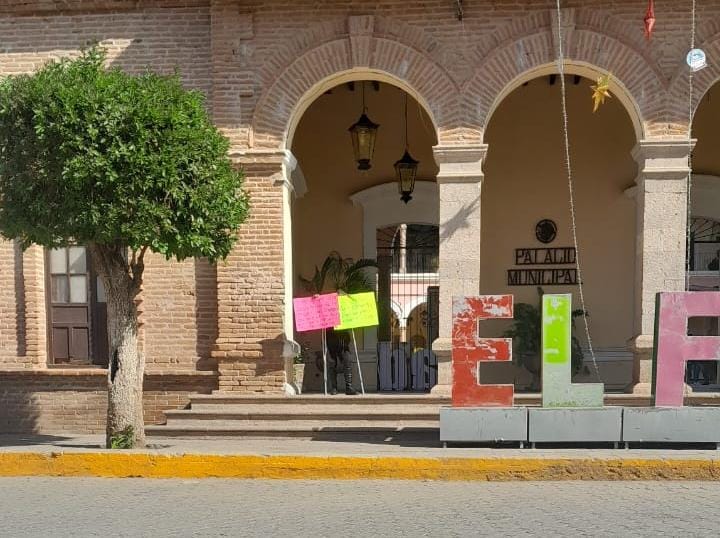 Elizabeth Núñez Huerta, mujer policía manifestándose en El Fuerte