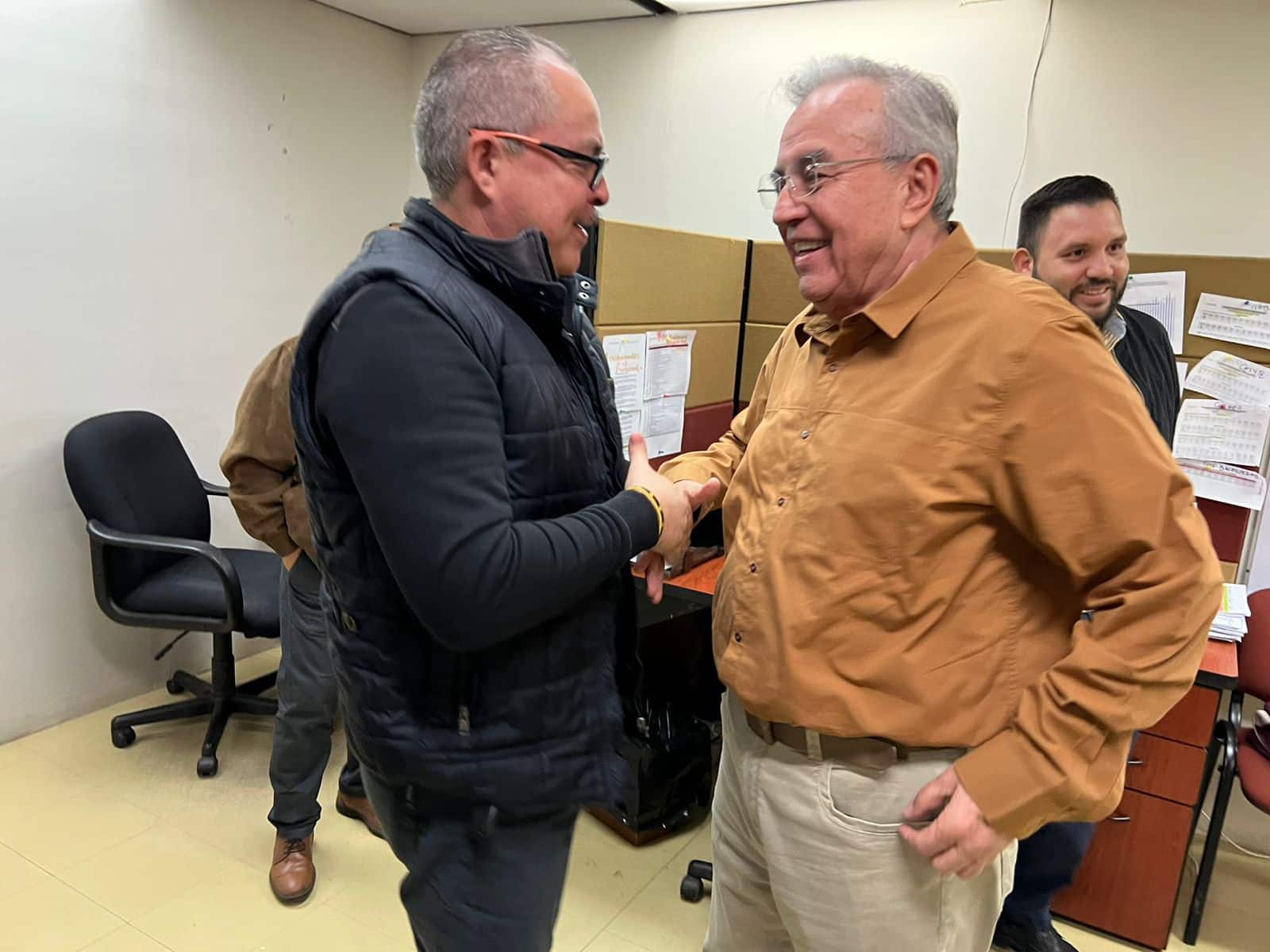 Gobernador Rubén Rocha Moya visitando a los trabajadores del Palacio de Gobierno