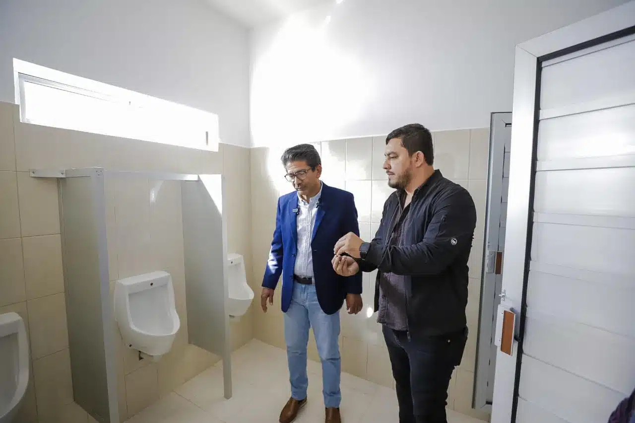 Alcalde Martín Ahumada Quintero supervisando los baños públicos
