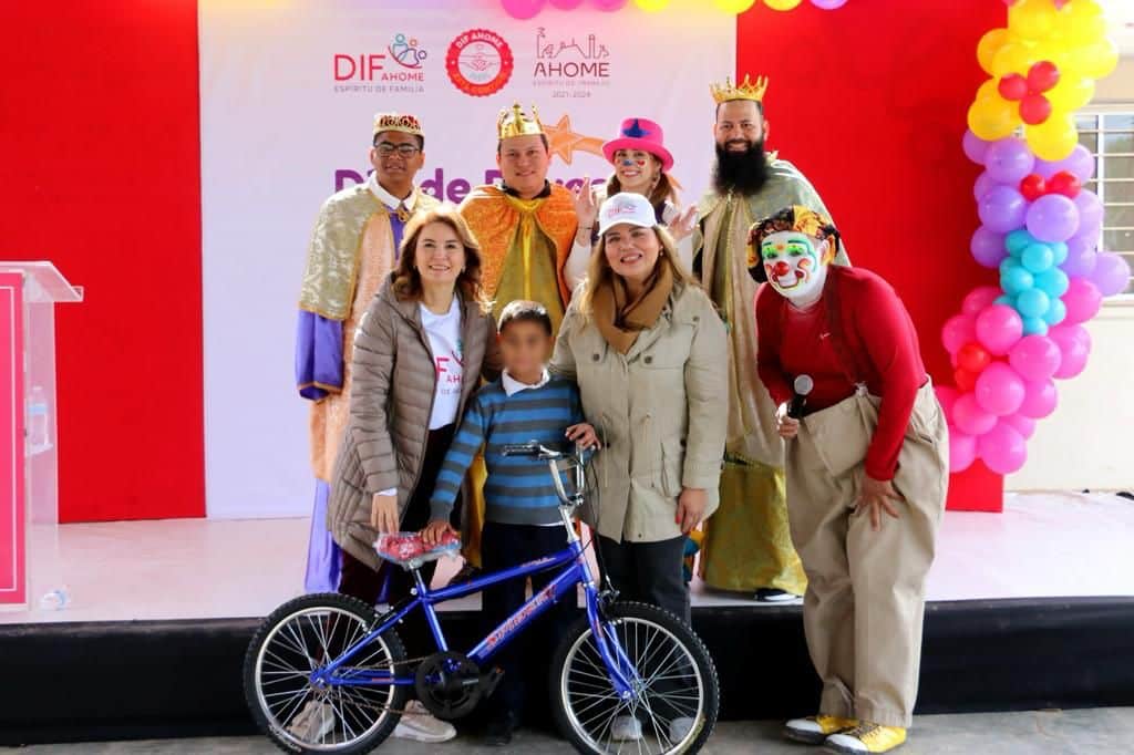 Celebración del Día de Reyes en la escuela primaria Jaime Nunó del ejido Rosendo G. Castro