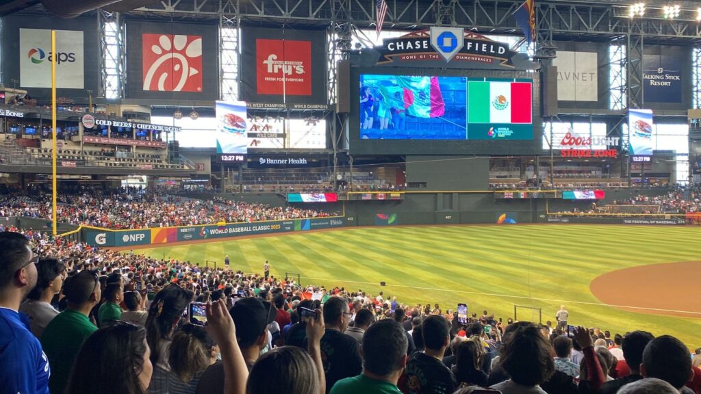 El estadio Chase Field de Phoenix, Arizona, podría ser sede de una Serie del Caribe