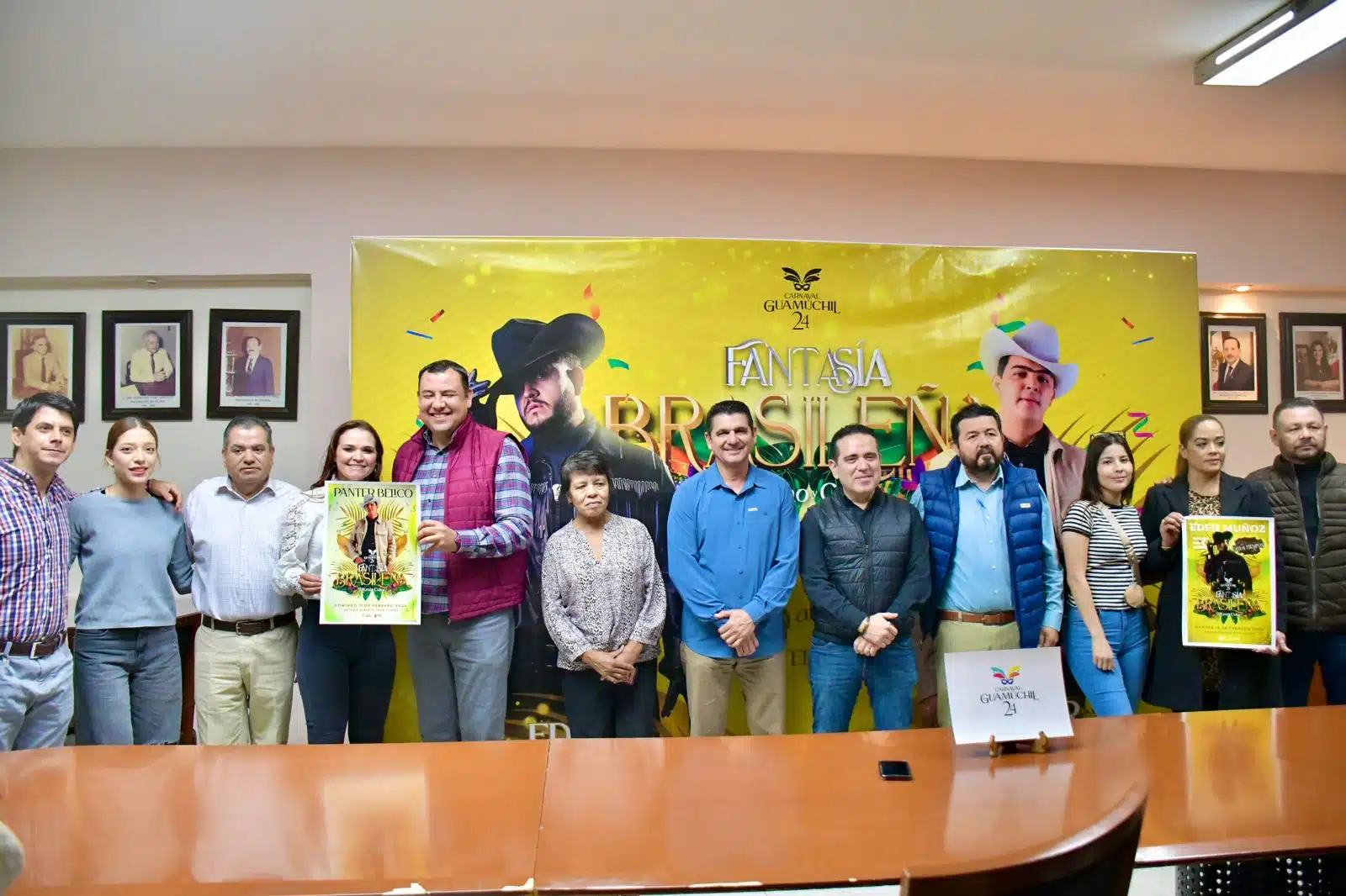 Autoridades municipales y representantes del patronato del Carnaval Guamúchil 2024