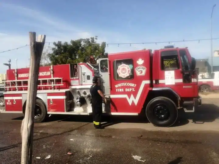 Bomberos atendiendo el reporte de la explosión e incendio