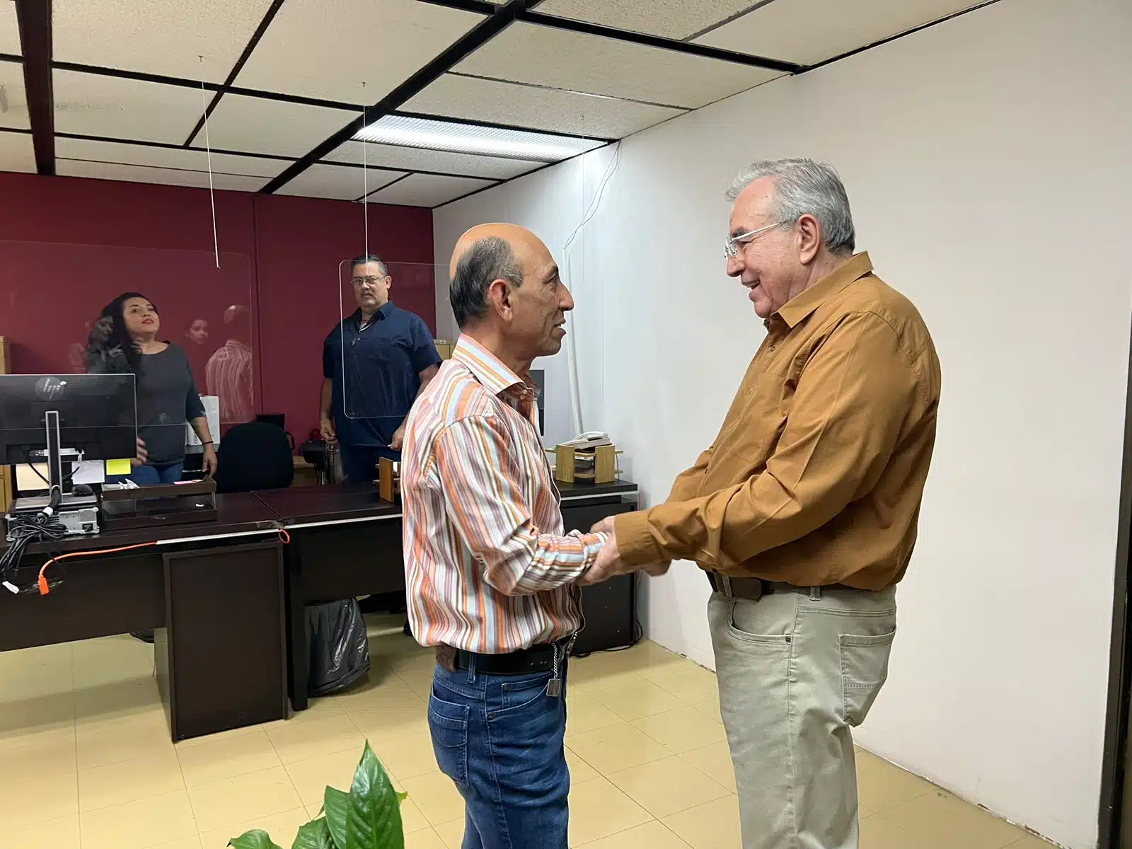Gobernador Rubén Rocha Moya visitando a los trabajadores del Palacio de Gobierno