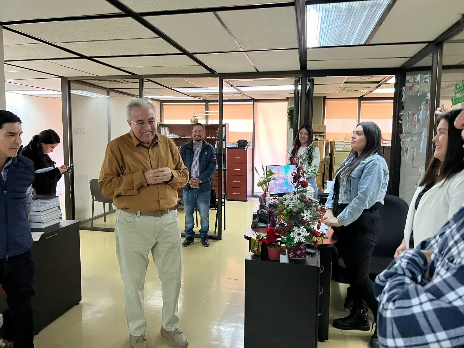 Gobernador Rubén Rocha Moya visitando a los trabajadores del Palacio de Gobierno