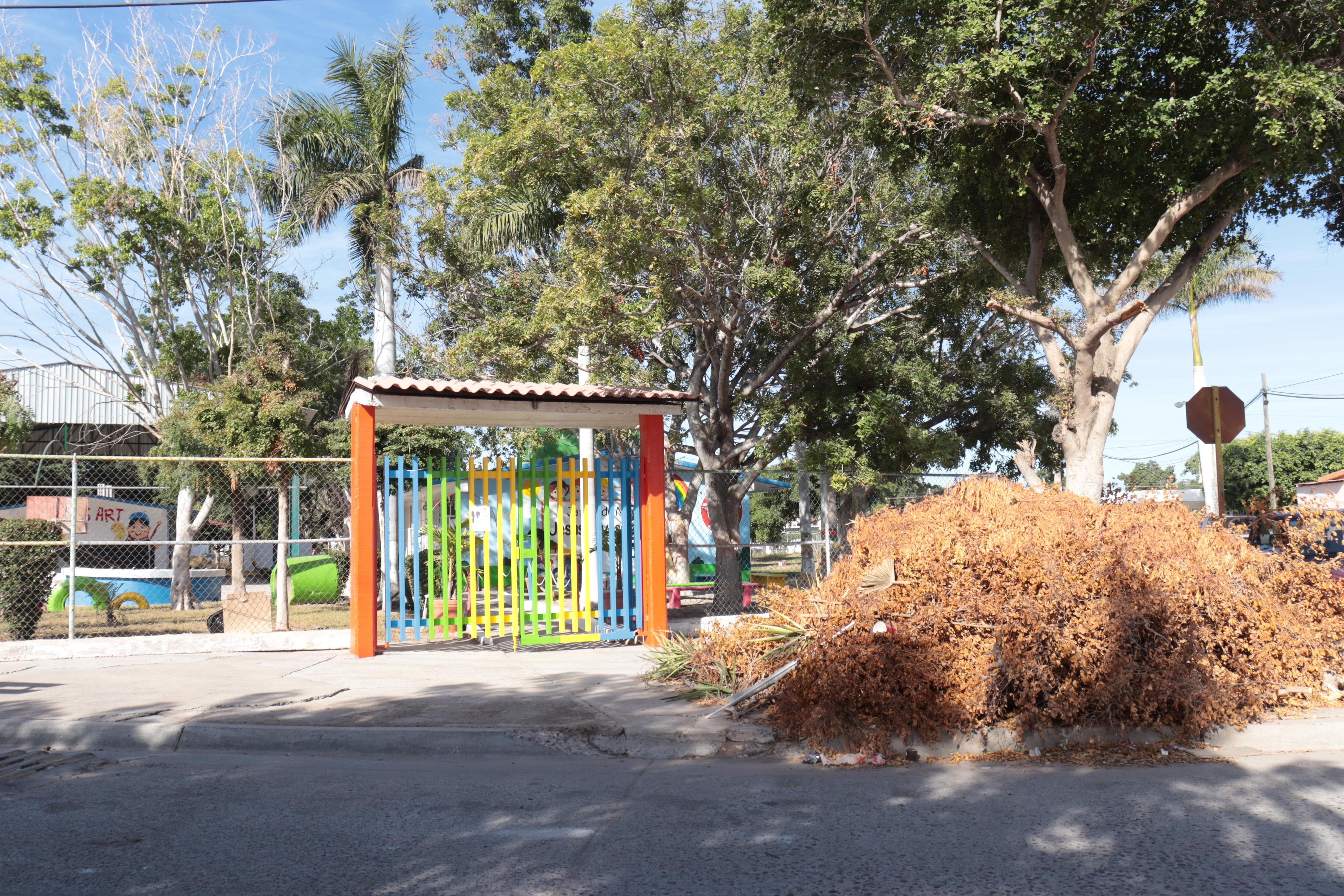 Basura y desechos en el Jardín de Niños Reyes Heroles