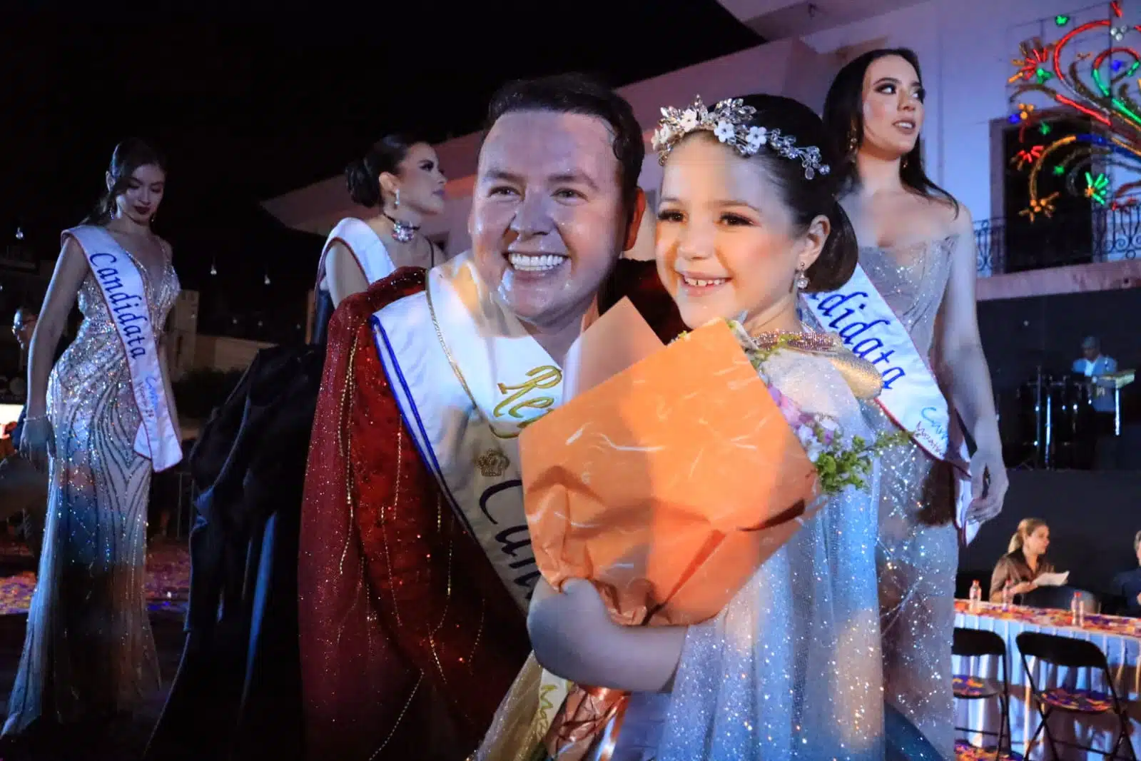 Héctor Limón junto a María Paula Velarde tras ser elegidos como el Rey de la Alegría y la Reina infantil del Carnaval Internacional de Mazatlán 2024, 